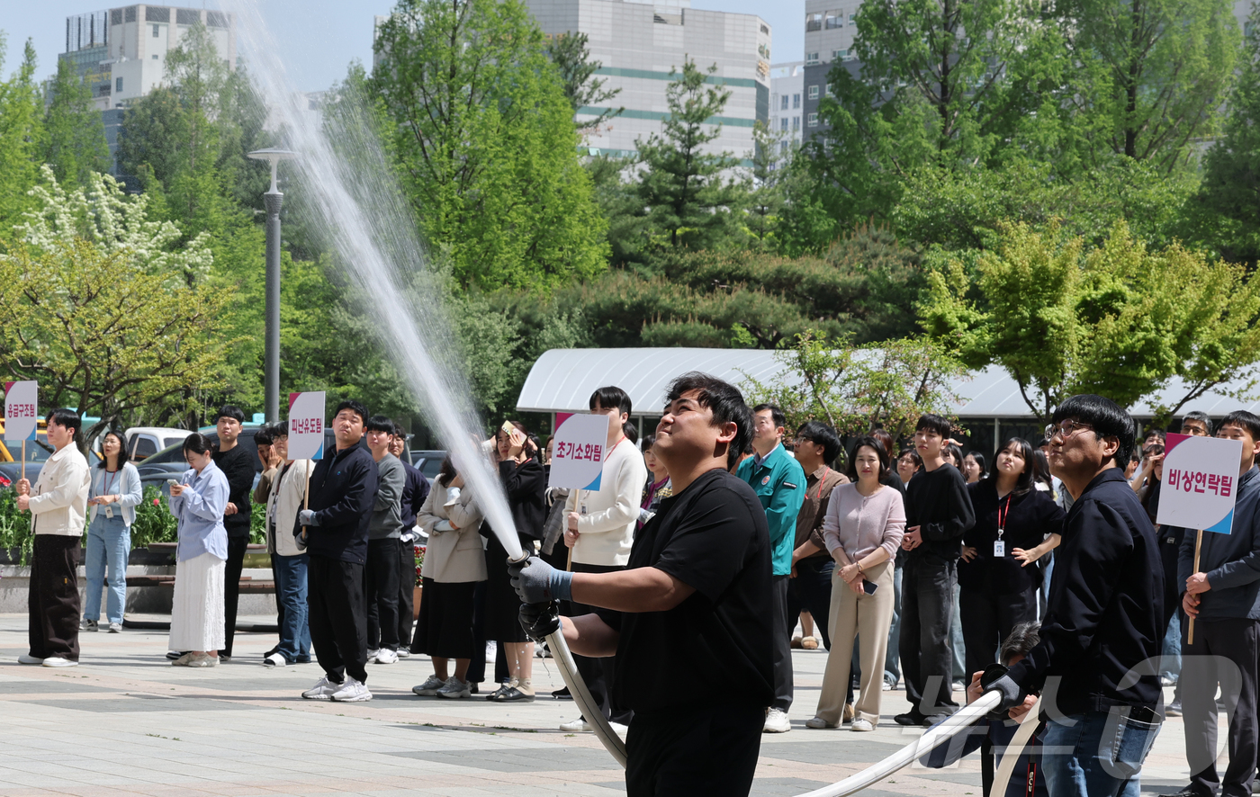 (대전뉴스1) 김기태 기자 = 21일 대전 서구청에서 실시된 소방훈련에서 직원들이 화재시 초기 대응 방법을 배우고 있다. 2026.4.21/뉴스1