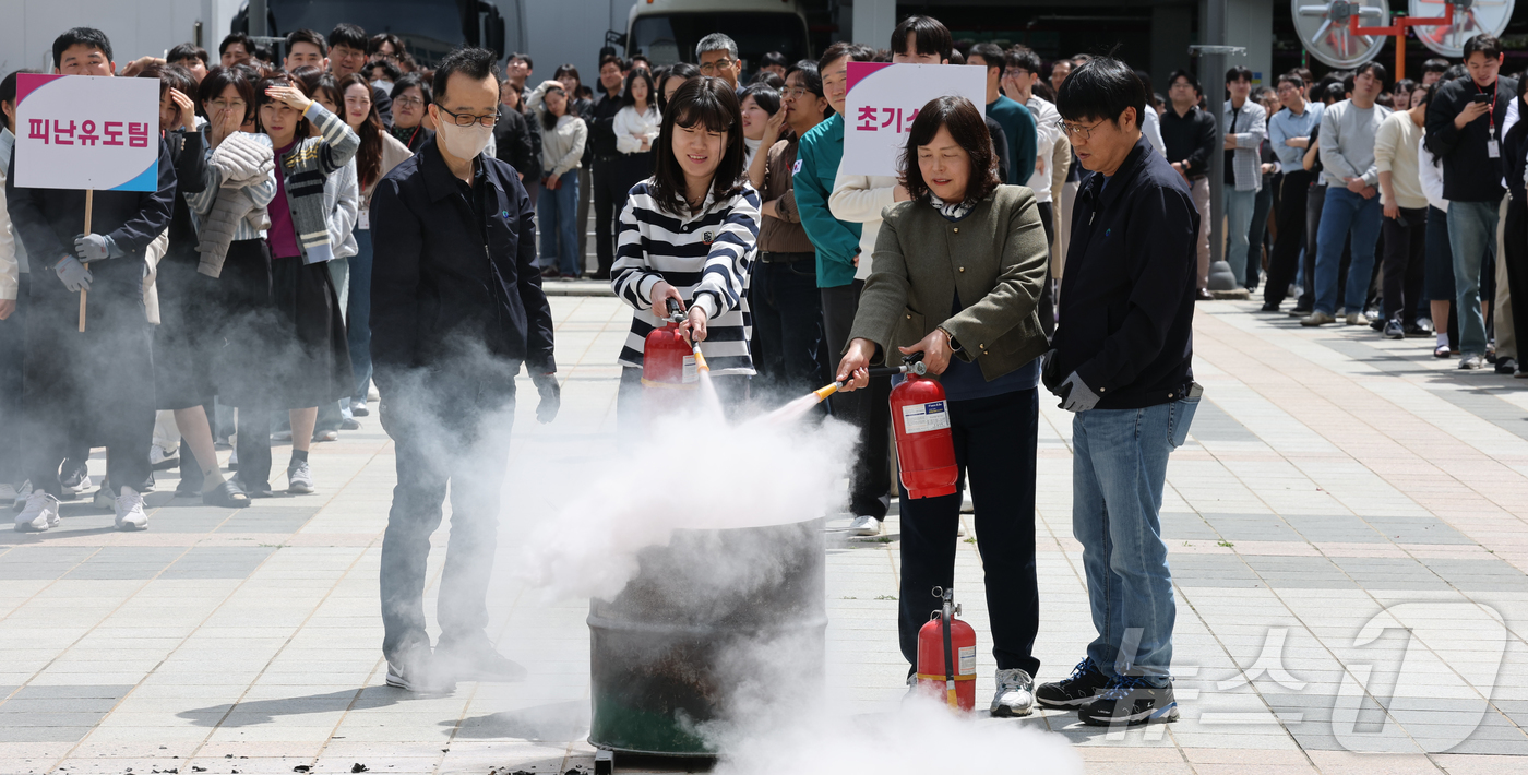 (대전뉴스1) 김기태 기자 = 21일 대전 서구청에서 실시된 소방훈련에서 직원들이 소화기 사용법을 배우고 있다. 2026.4.21/뉴스1