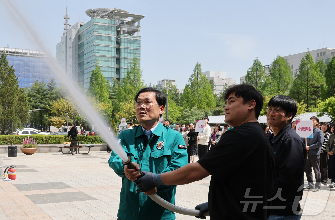 (대전뉴스1) 김기태 기자 = 21일 대전 서구청에서 실시된 소방훈련에서 김낙철 부구청장과 직원들이 화재시 초기 대응 방법을 배우고 있다. 2026.4.21/뉴스1