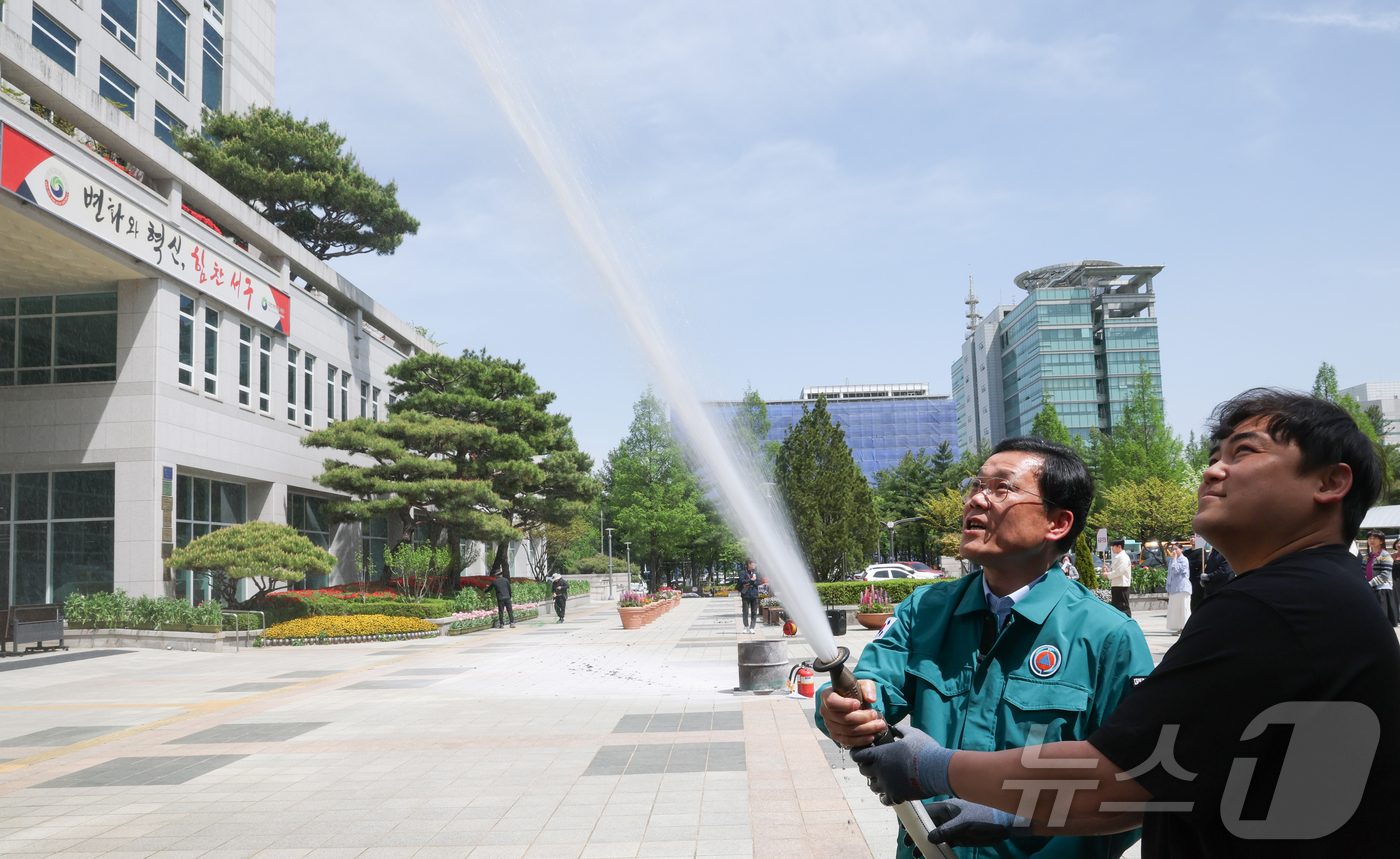 (대전뉴스1) 김기태 기자 = 21일 대전 서구청에서 실시된 소방훈련에서 김낙철 부구청장과 직원들이 화재시 초기 대응 방법을 배우고 있다. 2026.4.21/뉴스1