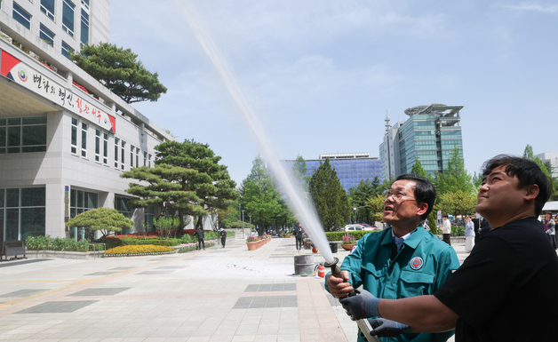 소방 훈련하는 김낙철 서구 부구청장
