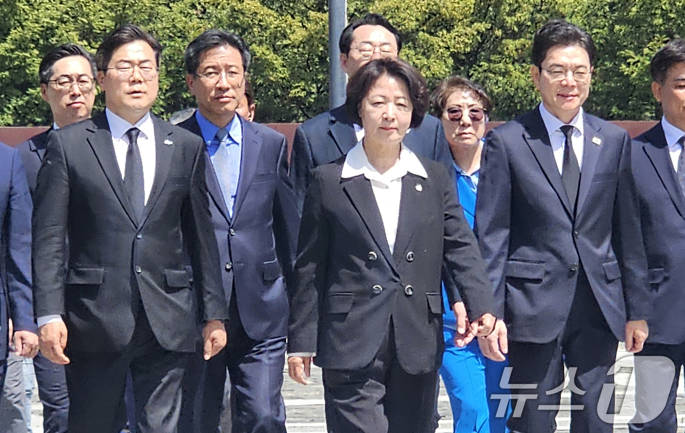 (김해=뉴스1) 박민석 기자 = 더불어민주당 정원오 서울시장 후보(오른쪽부터), 추미애 경기지사 후보, 박찬대 인천시장 후보가 21일 경남 김해시 봉하마을 노무현 전 대통령 묘역을 …