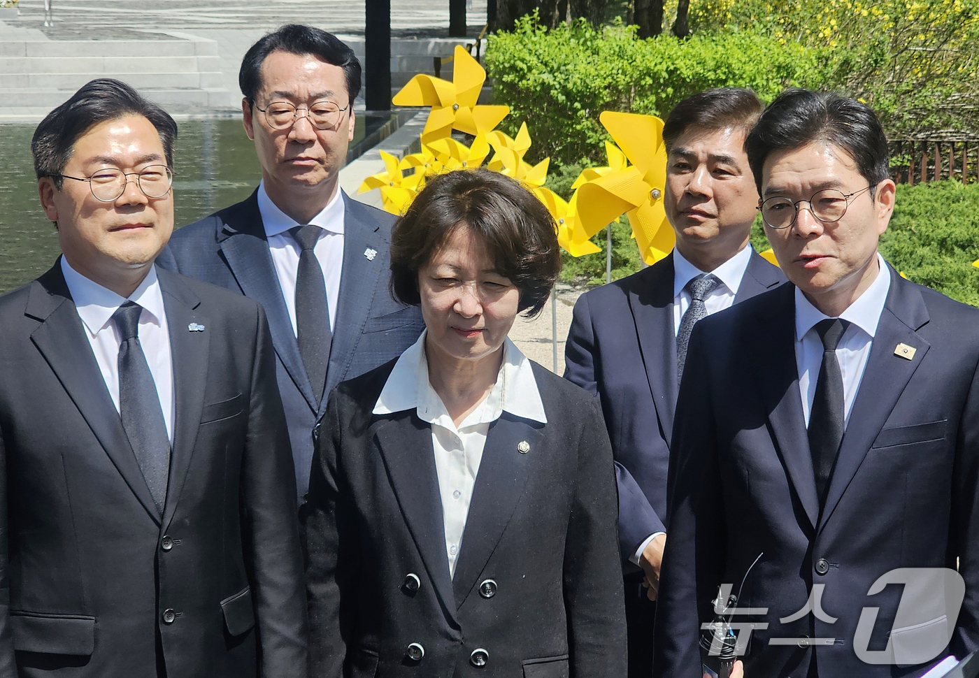 (김해=뉴스1) 박민석 기자 = 더불어민주당 정원오 서울시장 후보(오른쪽부터), 추미애 경기지사 후보, 박찬대 인천시장 후보가 21일 경남 김해시 노무현 전 대통령 묘역을 참배 후 …