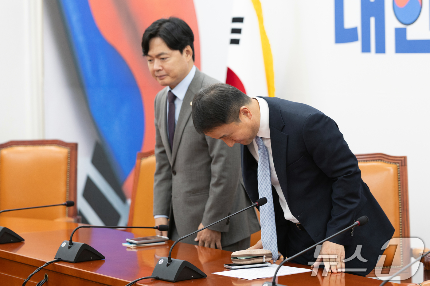 (서울=뉴스1) 이승배 기자 = 한병도 더불어민주당 원내대표가 21일 서울 여의도 국회에서 열린 기자간담회에서 인사하고 있다. 2026.4.21/뉴스1