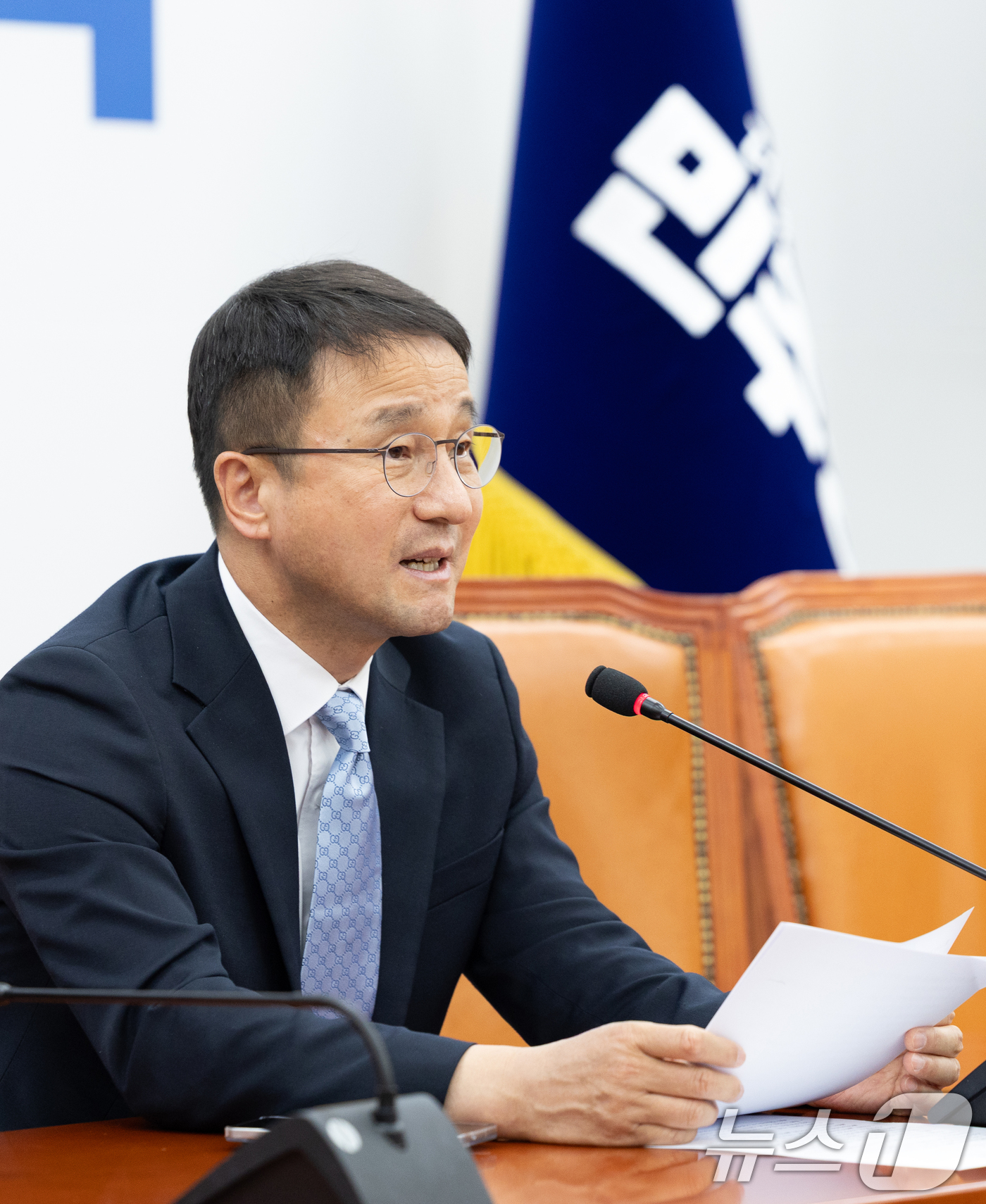 (서울=뉴스1) 이승배 기자 = 한병도 더불어민주당 원내대표가 21일 서울 여의도 국회에서 열린 기자간담회에서 내달 6일 열리는 원내대표 선거 도전을 위해 사퇴 의사를 밝히고 있다 …