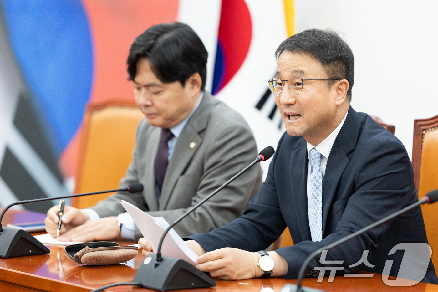 (서울=뉴스1) 이승배 기자 = 한병도 더불어민주당 원내대표가 21일 서울 여의도 국회에서 열린 기자간담회에서 내달 6일 열리는 원내대표 선거 도전을 위해 사퇴 의사를 밝히고 있다 …