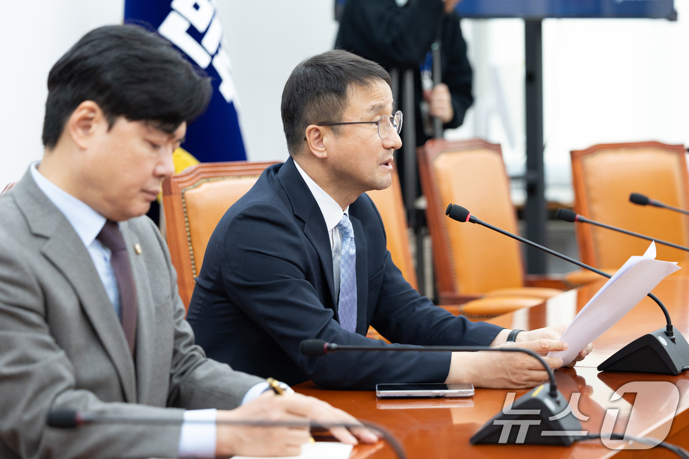 (서울=뉴스1) 이승배 기자 = 한병도 더불어민주당 원내대표가 21일 서울 여의도 국회에서 열린 기자간담회에서 내달 6일 열리는 원내대표 선거 도전을 위해 사퇴 의사를 밝히고 있다 …