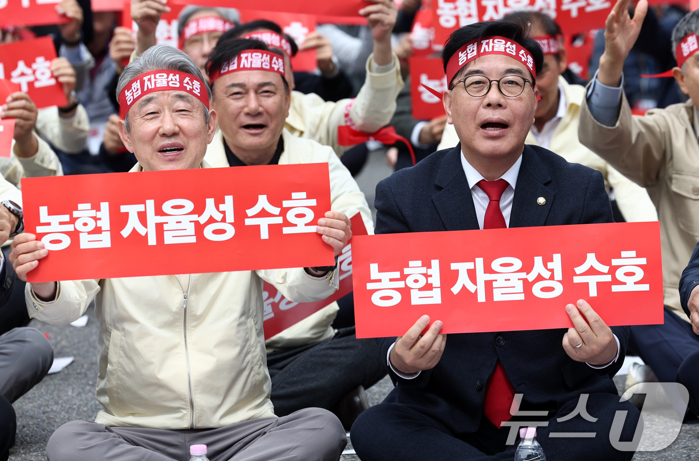 (서울=뉴스1) 최지환 기자 = 강호동 농협 회장, 송언석 국민의힘 원내대표가 21일 오후 서울 영등포구 여의대로 일대에서 열린 농협 자율성 수호 농민 결의대회에서 구호를 외치고 …