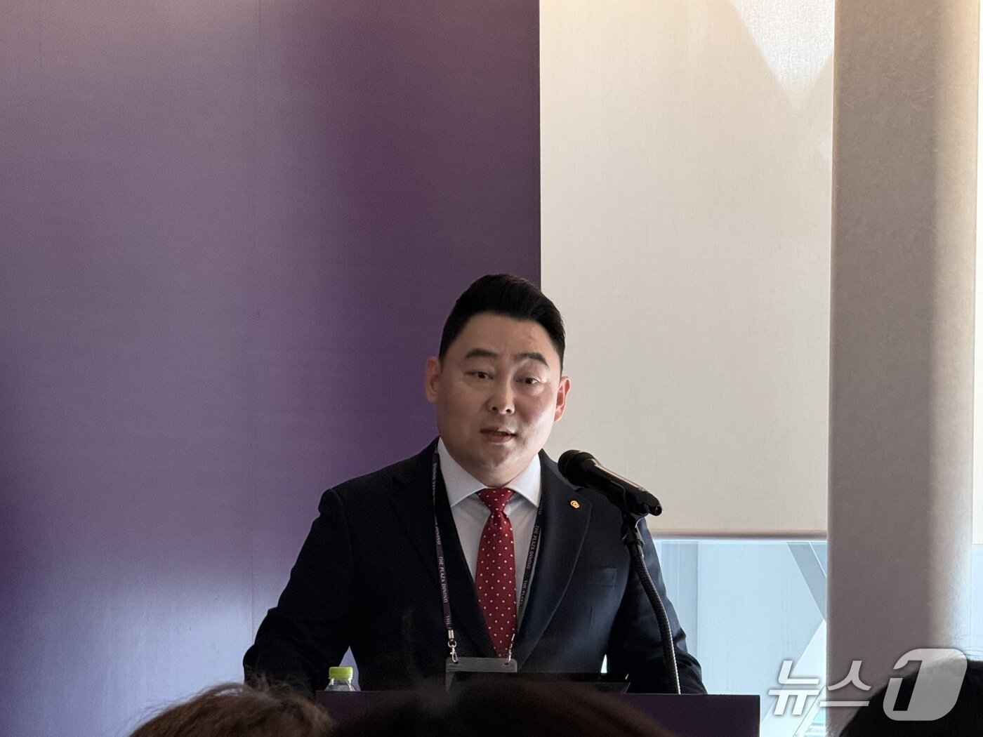 본문 이미지 - 조용기 한화푸드테크 대표가 '더 플라자 다이닝'에 대해 설명하고 있다.