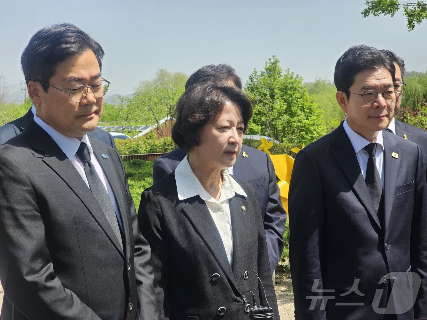 (김해=뉴스1) 강정태 기자 = 더불어민주당 정원오 서울시장 후보(오른쪽부터)와 추미애 경기도지사 후보, 박찬대 인천시장 후보가 21일 오후 경남 김해 진영읍 봉하마을 고 노무현 …