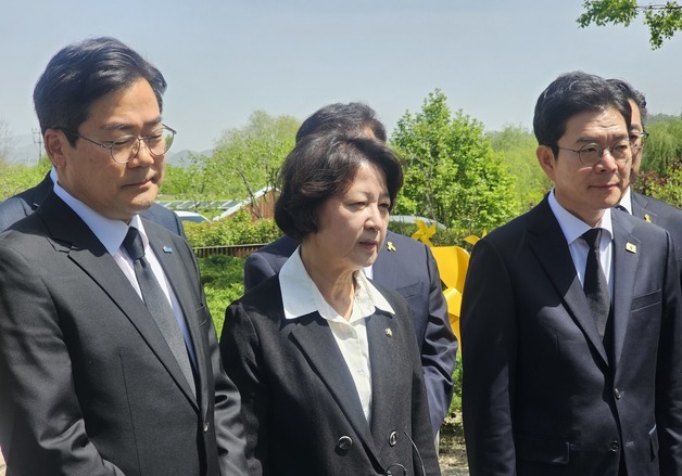 박찬대·추미애·정원오, 고 노무현 전 대통령 묘역 참배