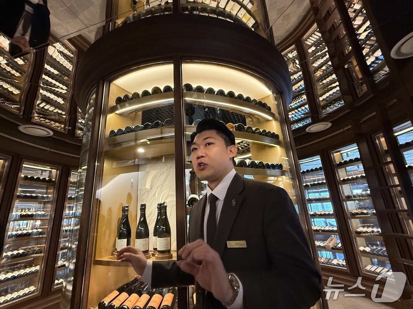 본문 이미지 - 배성민 더 플라자 다이닝 헤드 소믈리에가 '파블로'의 와인타워 앞에서 와인을 설명하고 있다. 뉴스1 ⓒ News1 황두현 기자