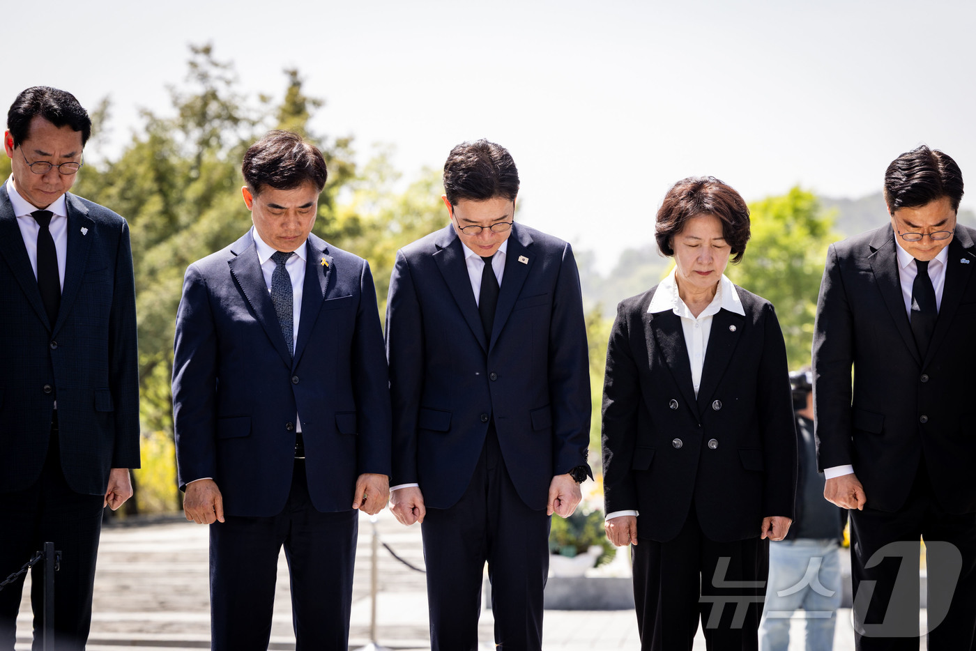 (서울=뉴스1) = 정원오 더불어민주당 서울시장 후보(가운데)가 21일 오후 경남 김해 봉하마을 노무현 전 대통령 묘역에서 묵념을 하고 있다. (정원오 캠프 제공. 재판매 및 DB …