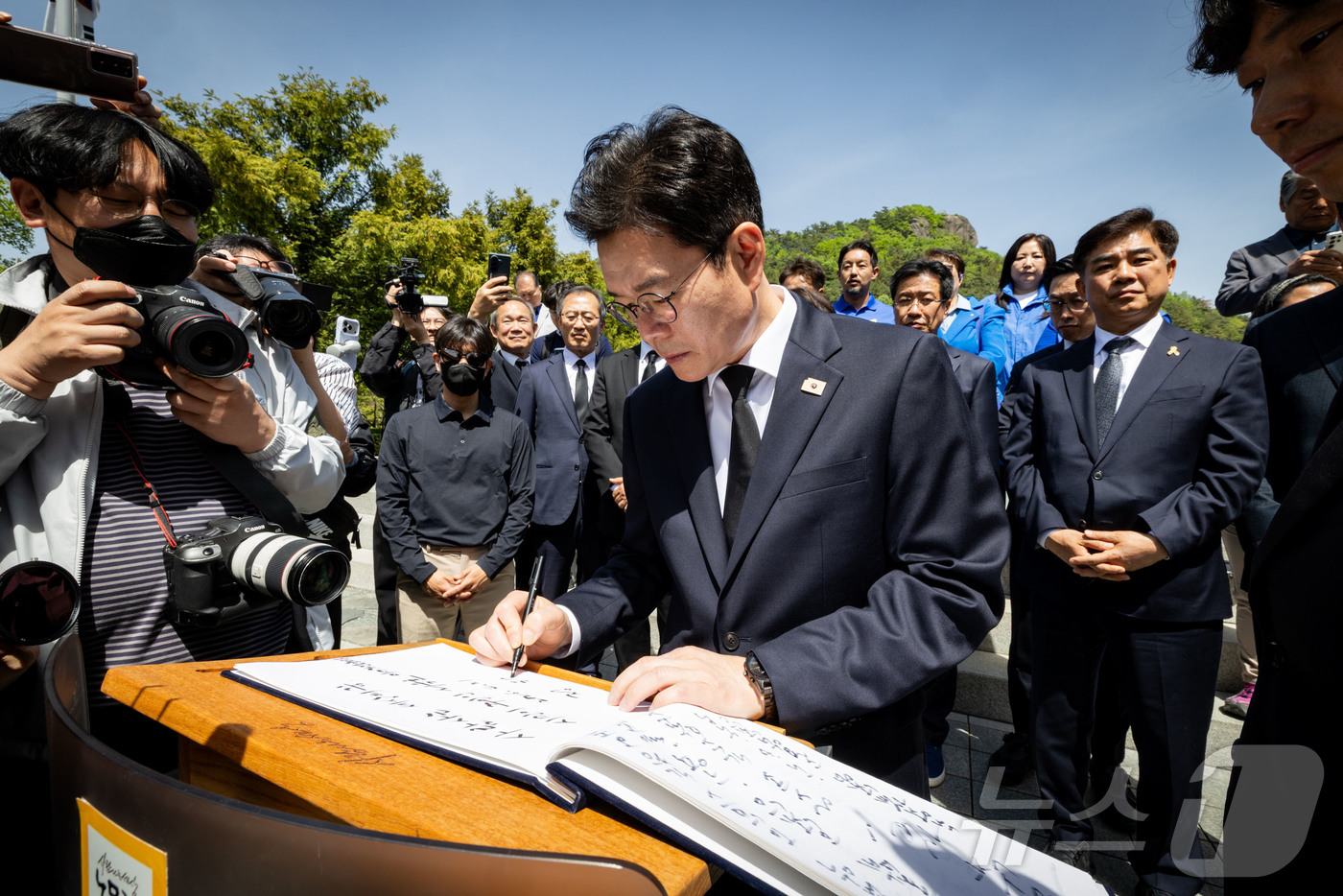 (서울=뉴스1) = 정원오 더불어민주당 서울시장 후보가 21일 오후 경남 김해 봉하마을 노무현 전 대통령 묘역에서 방명록을 작성하고 있다. (정원오 캠프 제공. 재판매 및 DB 금 …