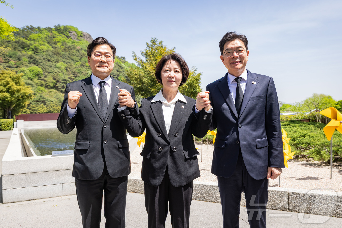 (서울=뉴스1) = 더불어민주당 정원오 서울시장 후보, 추미애 경기시자 후보, 박찬대 인천시장 후보가 21일 오후 경남 김해 봉하마을 노무현 전 대통령 묘역을 방문해 기념 촬영하고 …