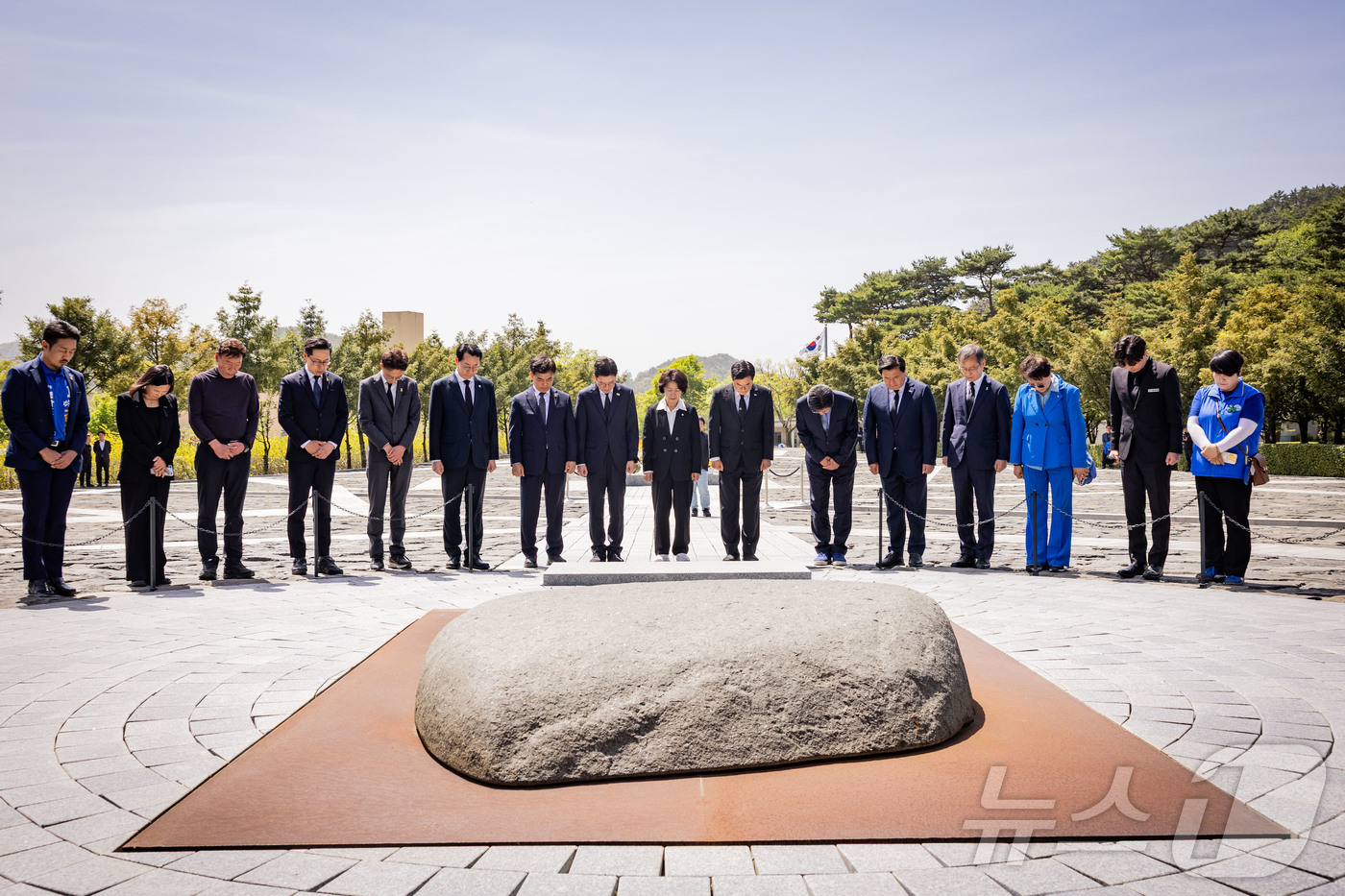 (서울=뉴스1) = 정원오 더불어민주당 서울시장 후보가 21일 오후 경남 김해 봉하마을 노무현 전 대통령 묘역에서 추미애 경기도지사 후보, 박찬대 인천시장 후보를 비롯한 참석자듨과 …