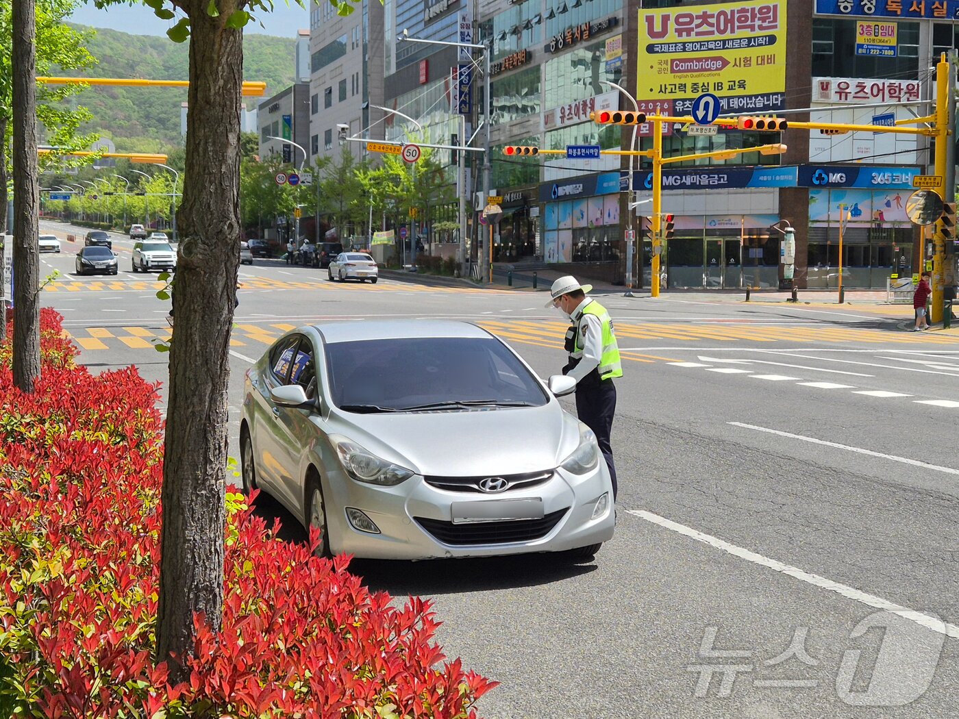 본문 이미지 - 21일 오후 울산북부경찰서 교통경찰이 북구 화봉휴먼시아 앞 사거리에서 빨간불 우회전 시 일시 정지하지 않은 승용차를 잡아 세웠다. 2026.4.21 ⓒ 뉴스1 박정현 기자