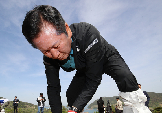정청래, 통영 욕지도서 고구마 재배 민생현장 체험