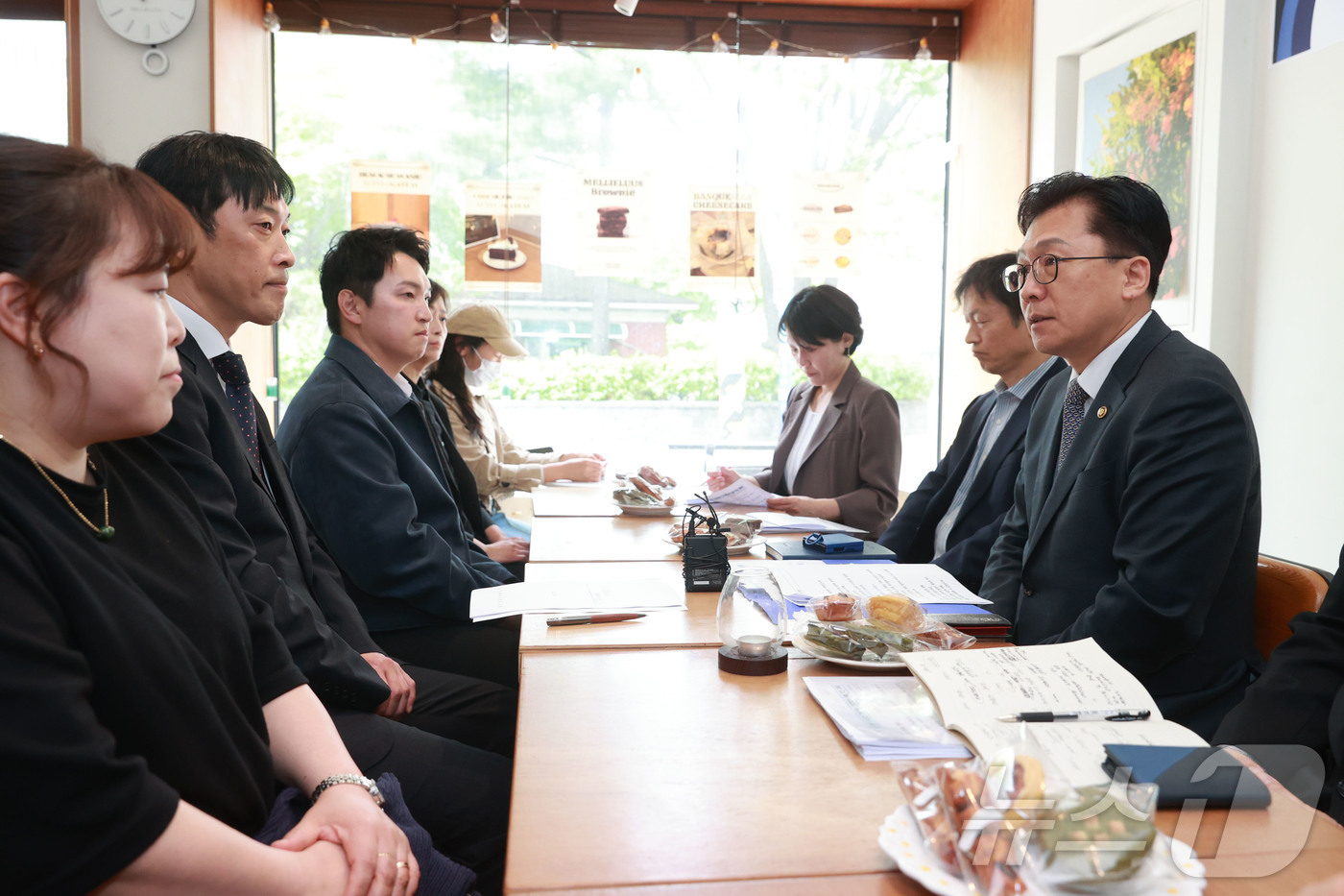 (서울=뉴스1) = 이병권 중소벤처기업부 제2차관이 21일 서울 영등포구 한 카페에서 열린 중동 전쟁 관련 소상공인 현장애로 간담회(3차, 카페)에서 모두발언을 하고 있다. (중소 …