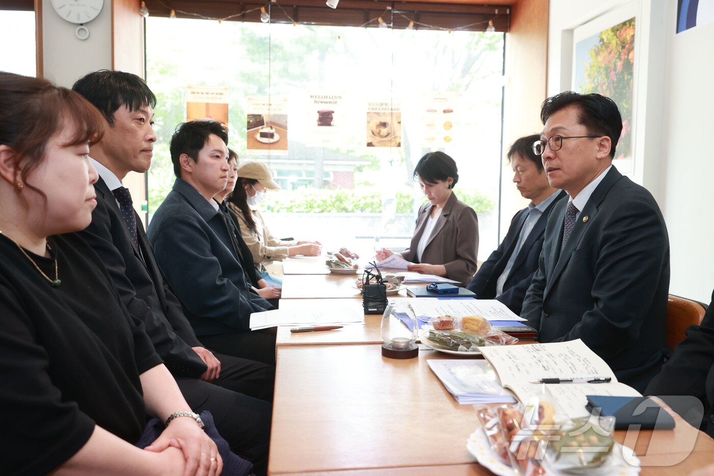 본문 이미지 - 이병권 중소벤처기업부 제2차관이 21일 서울 영등포구 한 카페에서 열린 중동 전쟁 관련 소상공인 현장애로 간담회(3차, 카페)에서 모두발언을 하고 있다. (중소벤처기업부 제공. 재판매 및 DB 금지) 2026.4.21 ⓒ 뉴스1