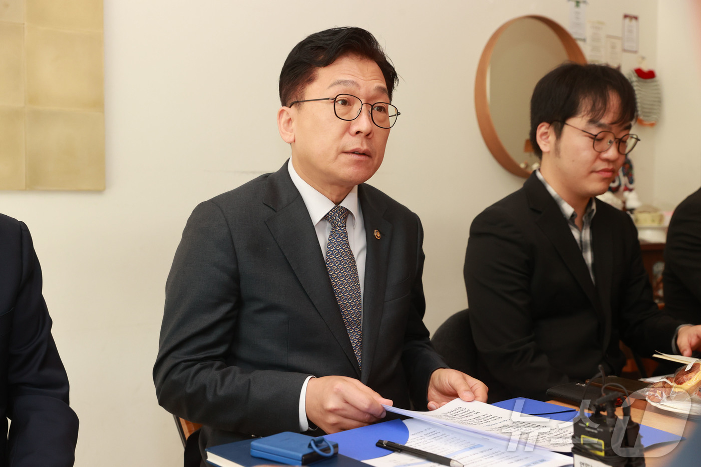 (서울=뉴스1) = 이병권 중소벤처기업부 제2차관이 21일 서울 영등포구 한 카페에서 열린 중동 전쟁 관련 소상공인 현장애로 간담회(3차, 카페)에서 모두발언을 하고 있다. (중소 …