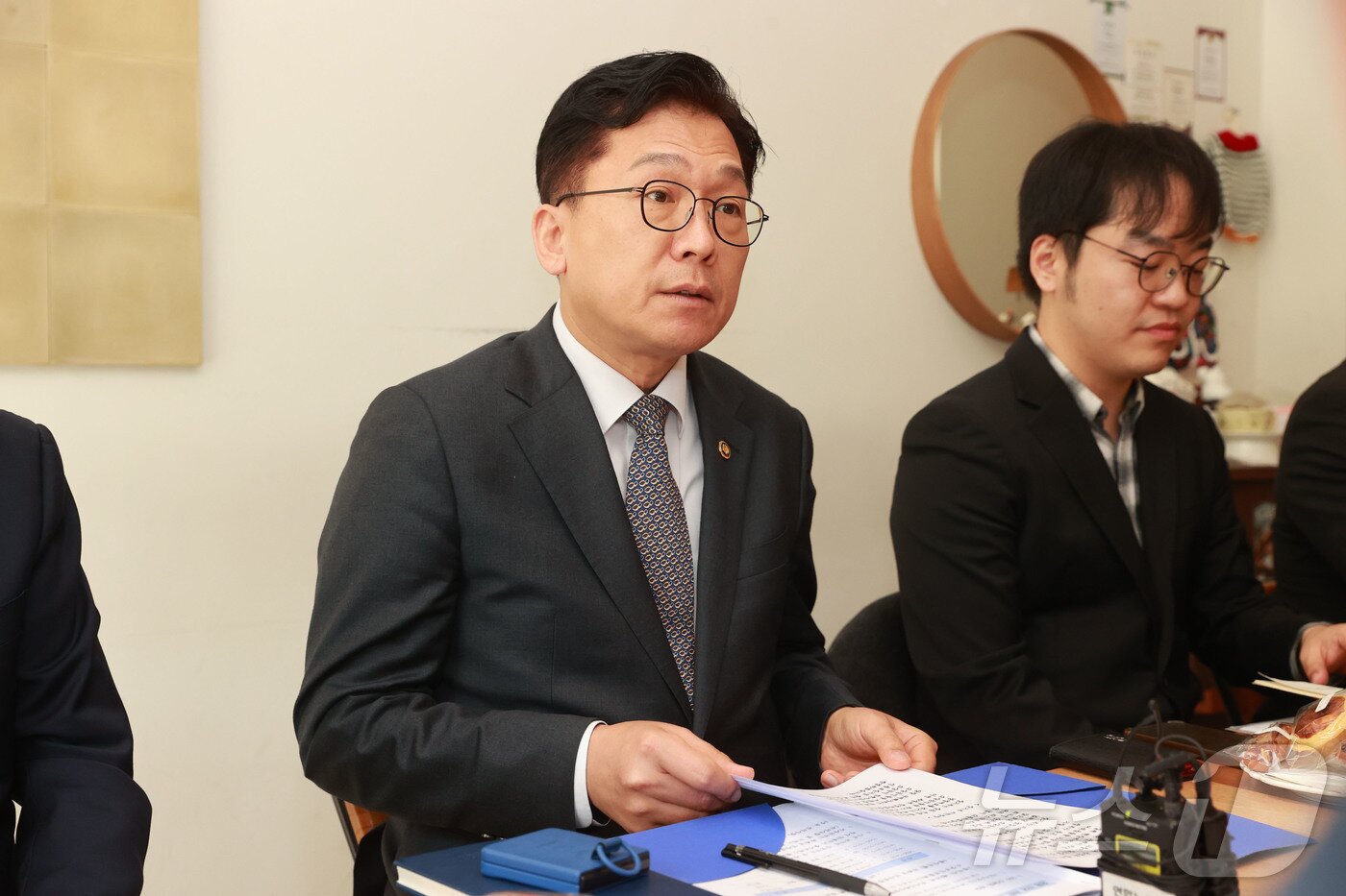 본문 이미지 - 이병권 중소벤처기업부 제2차관이 21일 서울 영등포구 한 카페에서 열린 중동 전쟁 관련 소상공인 현장애로 간담회(3차, 카페)에서 모두발언을 하고 있다. (중소벤처기업부 제공. 재판매 및 DB 금지) 2026.4.21 ⓒ 뉴스1