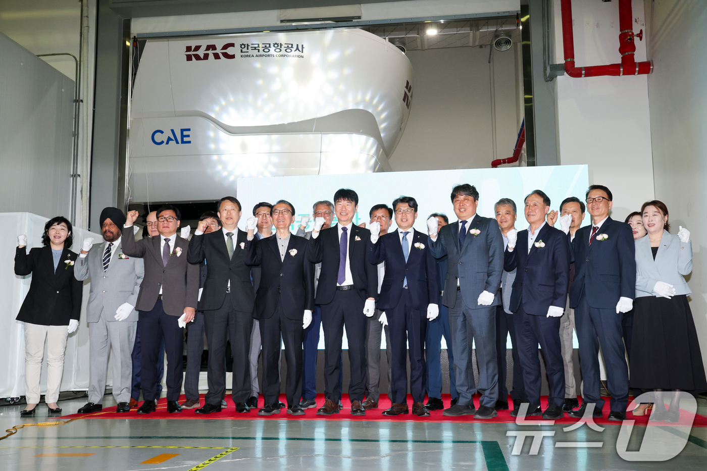 (서울=뉴스1) 안은나 기자 = 박재희 한국공항공사 사장 직무대행과 진성준 더불어민주당 의원 등 참석자들이 21일 서울 강서구 김포국제공항 항공훈련센터에서 열린 ‘조종사 비행훈련을 …