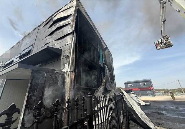 김포 전기기기 공장서 화재…소방대원·관계자 2명 부상