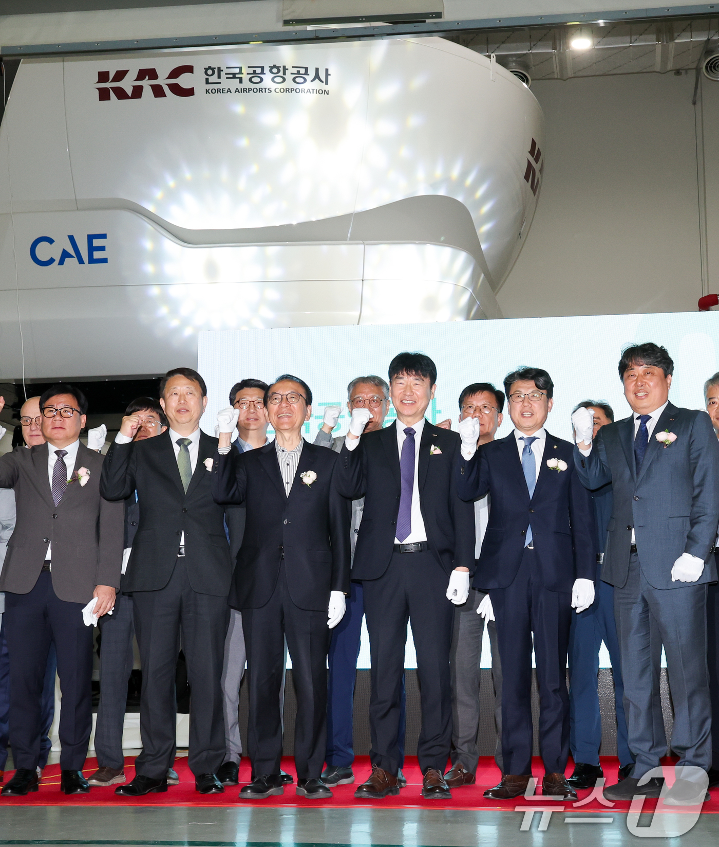 (서울=뉴스1) 안은나 기자 = 박재희 한국공항공사 사장 직무대행과 진성준 더불어민주당 의원 등 참석자들이 21일 서울 강서구 김포국제공항 항공훈련센터에서 열린 ‘조종사 비행훈련을 …