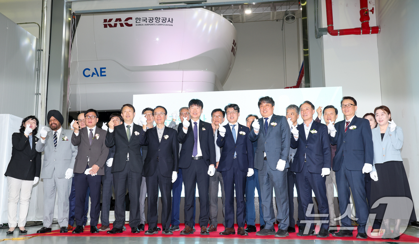 (서울=뉴스1) 안은나 기자 = 박재희 한국공항공사 사장 직무대행과 진성준 더불어민주당 의원 등 참석자들이 21일 서울 강서구 김포국제공항 항공훈련센터에서 열린 ‘조종사 비행훈련을 …