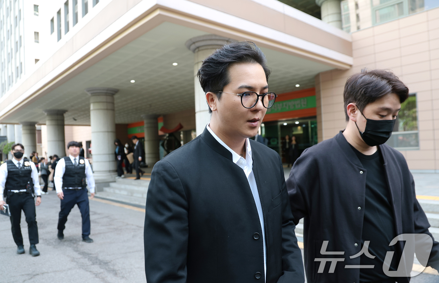 (서울=뉴스1) 권현진 기자 = '부실 복무’ 혐의를 받는 송민호가 21일 서울 마포구 서울서부지방법원에서 열린 1차 공판을 마친 뒤 귀가하고 있다.서울서부지법 형사10단독으로 열 …