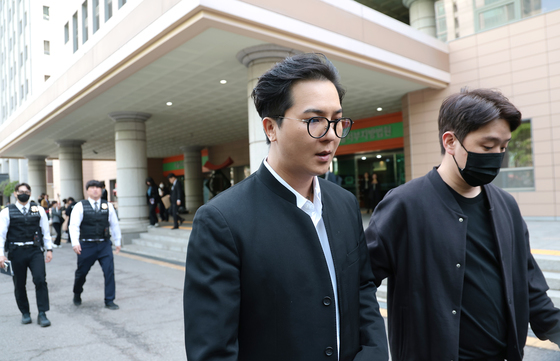 법원 떠나는 송민호