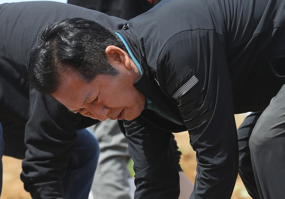 정청래, 통영 욕지도서 고구마 재배 민생현장 체험