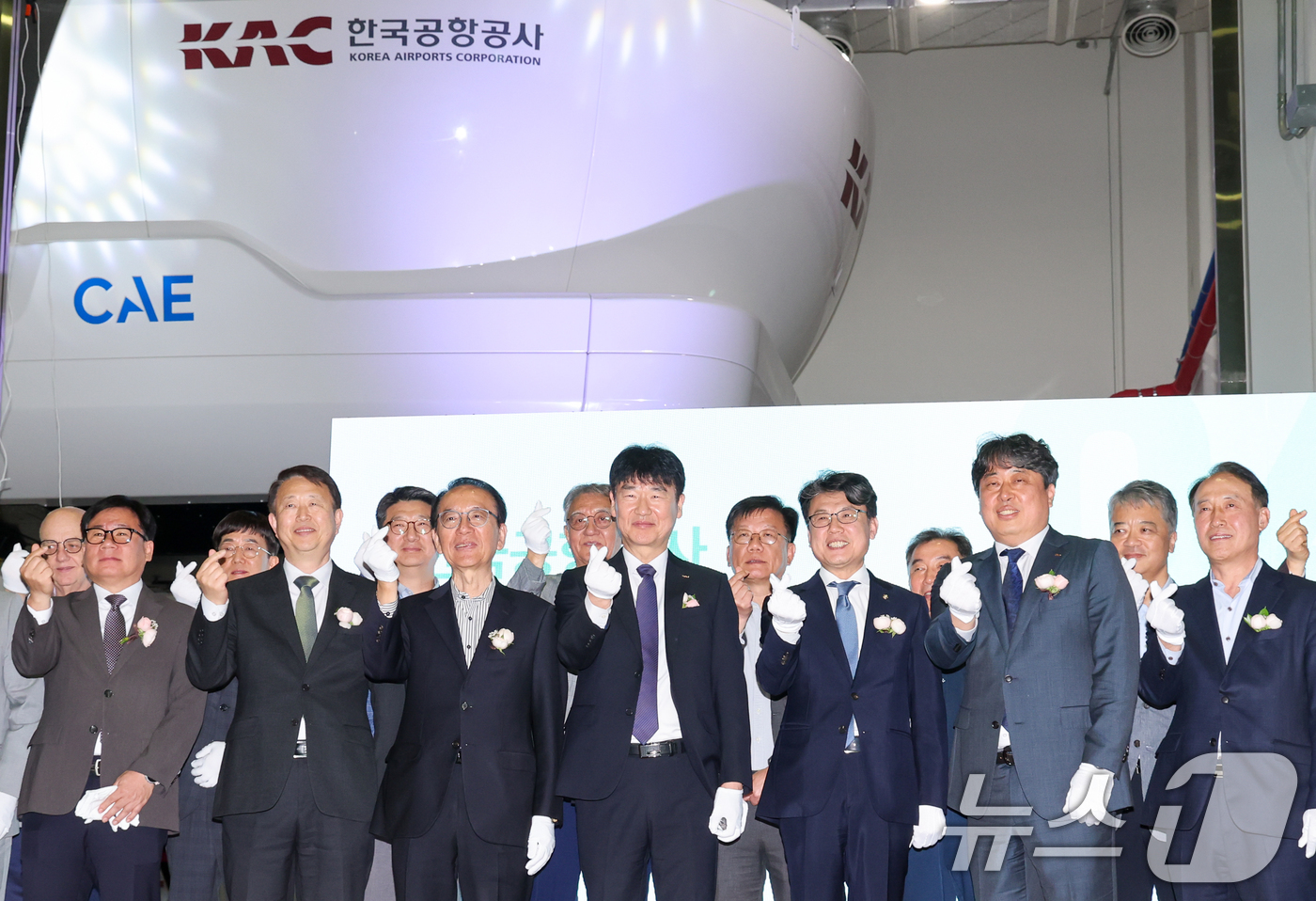 (서울=뉴스1) 안은나 기자 = 박재희 한국공항공사 사장 직무대행과 진성준 더불어민주당 의원 등 참석자들이 21일 서울 강서구 김포국제공항 항공훈련센터에서 열린 ‘조종사 비행훈련을 …