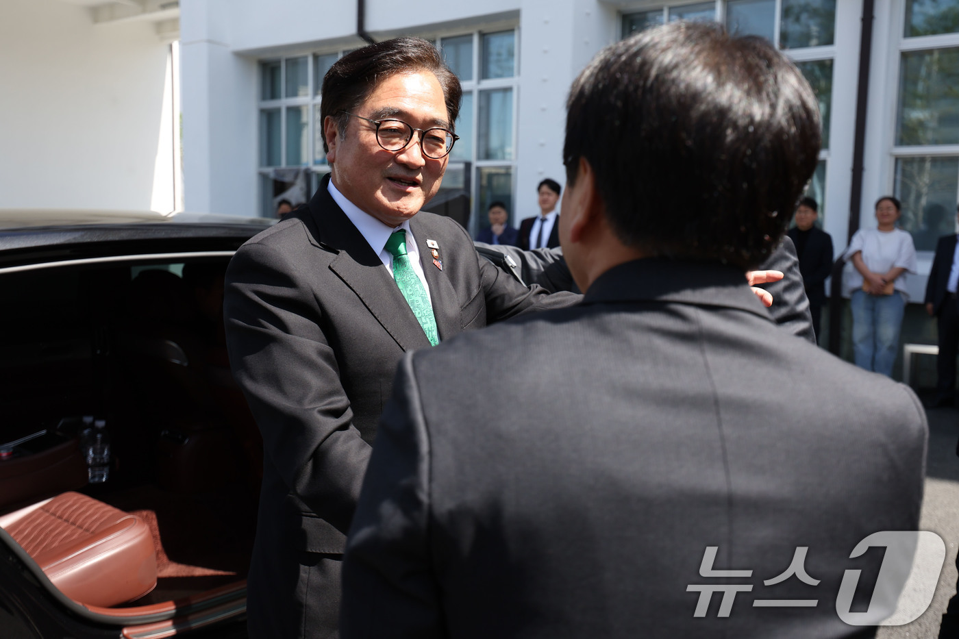 (광주=뉴스1) 이승현 기자 = 우원식 국회의장이 21일 오후 최근 복원 사업을 마치고 내달 개관을 앞둔 5·18민주화운동 최후 항쟁지인 광주 동구 옛 전남도청에서 강기정 광주시장 …