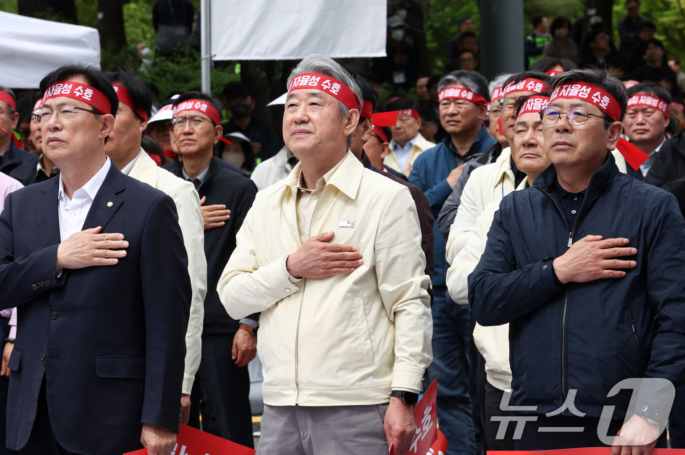 (서울=뉴스1) 최지환 기자 = 강호동 농협 회장을 비롯한 조합원들이 21일 오후 서울 영등포구 여의대로 일대에서 열린 농협 자율성 수호 농민 결의대회에서 국민의례를 하고 있다. …