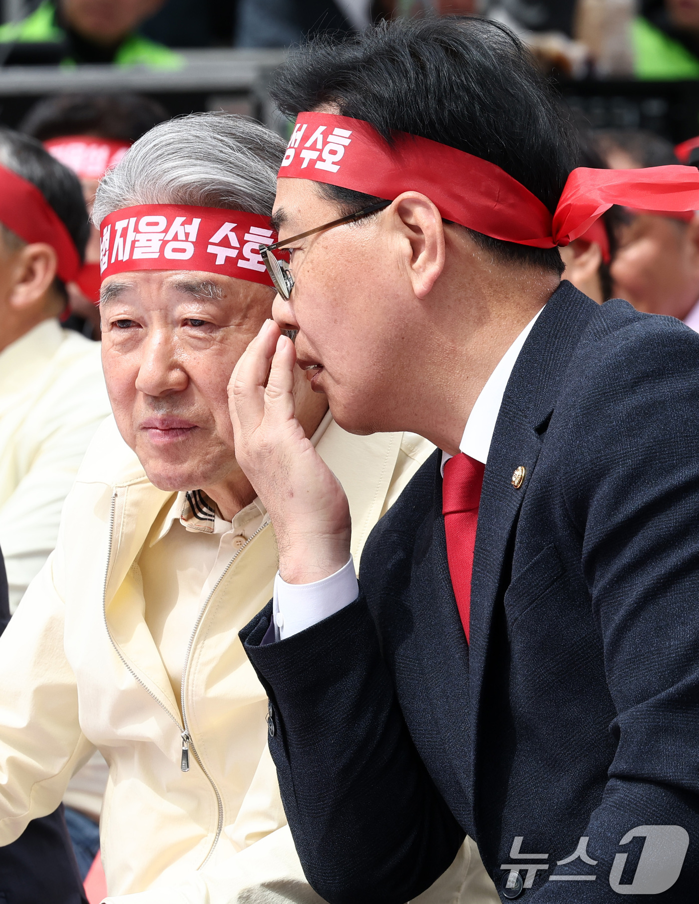 (서울=뉴스1) 최지환 기자 = 강호동 농협 회장(왼쪽)과 송언석 국민의힘 원내대표가 21일 오후 서울 영등포구 여의대로 일대에서 열린 농협 자율성 수호 농민 결의대회에서 대화를 …