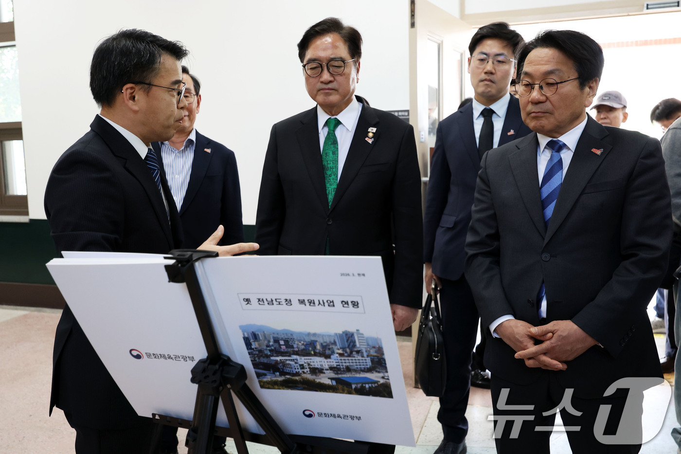 (광주=뉴스1) 이승현 기자 = 우원식 국회의장이 21일 오후 강기정 광주시장과 함께 최근 복원 사업을 마치고 내달 개관을 앞둔 5·18민주화운동의 최후 항쟁지인 광주 동구 옛 전 …