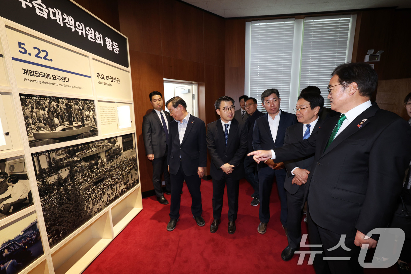 (광주=뉴스1) 이승현 기자 = 우원식 국회의장이 21일 오후 최근 복원 사업을 마치고 내달 개관을 앞둔 5·18민주화운동의 최후 항쟁지인 광주 동구 옛 전남도청을 둘러보고 있다. …