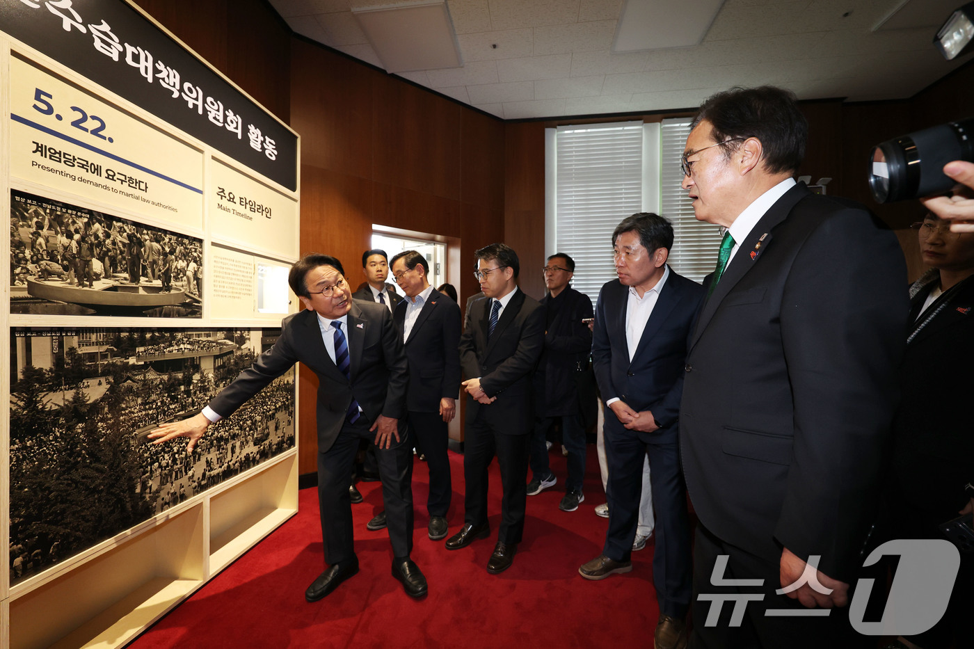 (광주=뉴스1) 이승현 기자 = 우원식 국회의장이 21일 오후 강기정 광주시장과 함께 최근 복원 사업을 마치고 내달 개관을 앞둔 5·18민주화운동의 최후 항쟁지인 광주 동구 옛 전 …