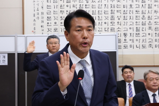 선서하는 김태효 전 국가안보실 1차장과 유병호 감사원 감사위원