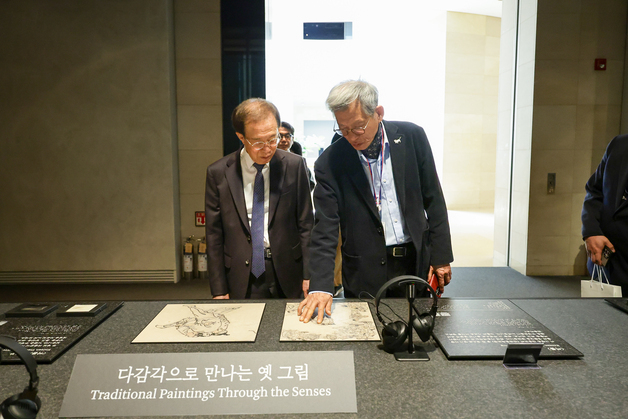 '국중박' 찾은 이석연 국민통합위원장…"문화유산은 공동의 기억"