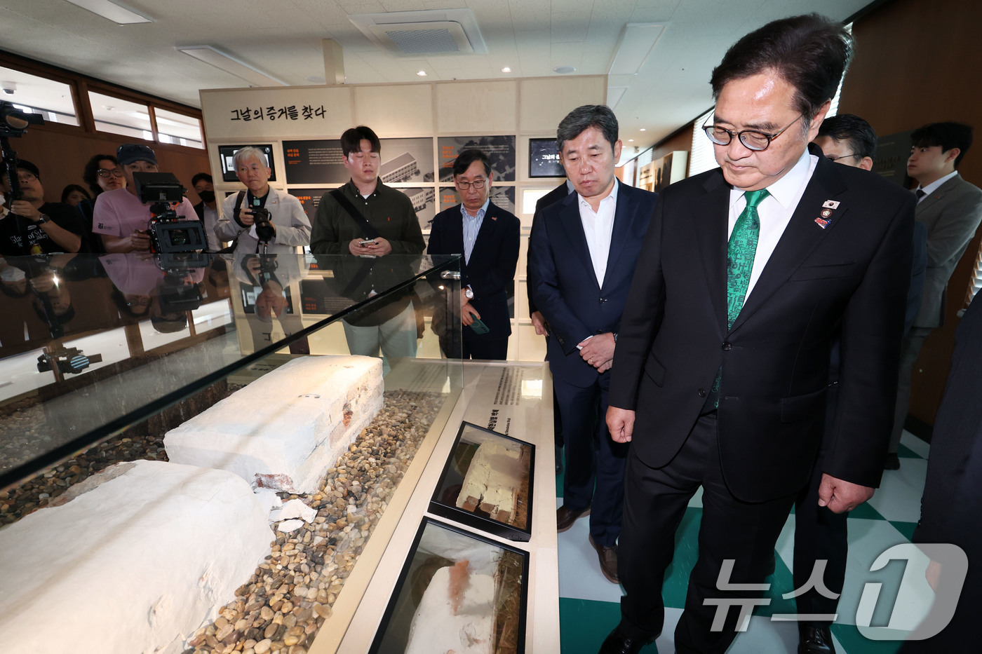 (광주=뉴스1) 이승현 기자 = 우원식 국회의장이 21일 오후 최근 복원 사업을 마치고 내달 개관을 앞둔 5·18민주화운동 최후 항쟁지인 광주 동구 옛 전남도청을 살펴보고 있다. …