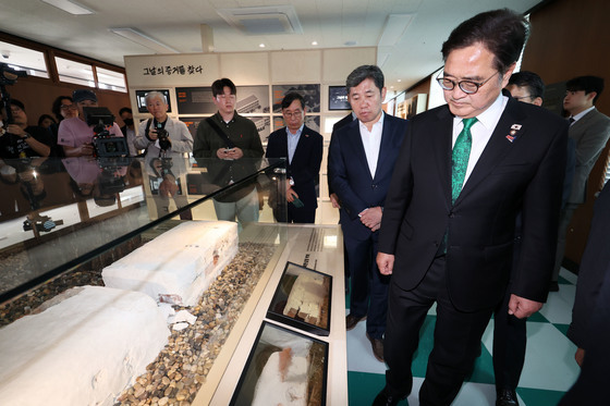 그날 흔적 살피는 우원식 국회의장