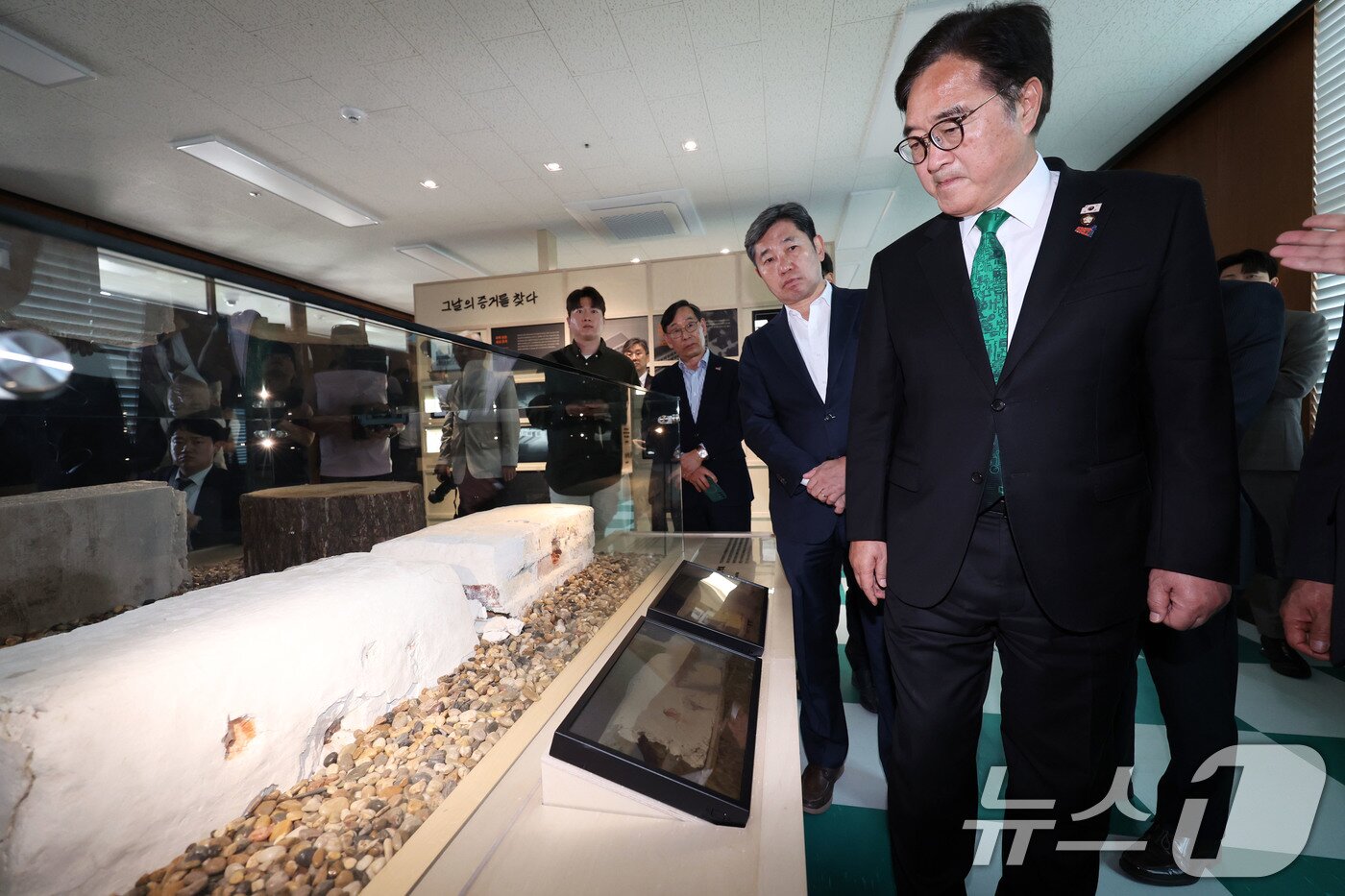 본문 이미지 - 우원식 국회의장이 21일 오후 최근 복원 사업을 마치고 내달 개관을 앞둔 5·18민주화운동 최후 항쟁지인 광주 동구 옛 전남도청을 살펴보고 있다. 2026.4.21 ⓒ 뉴스1 이승현 기자