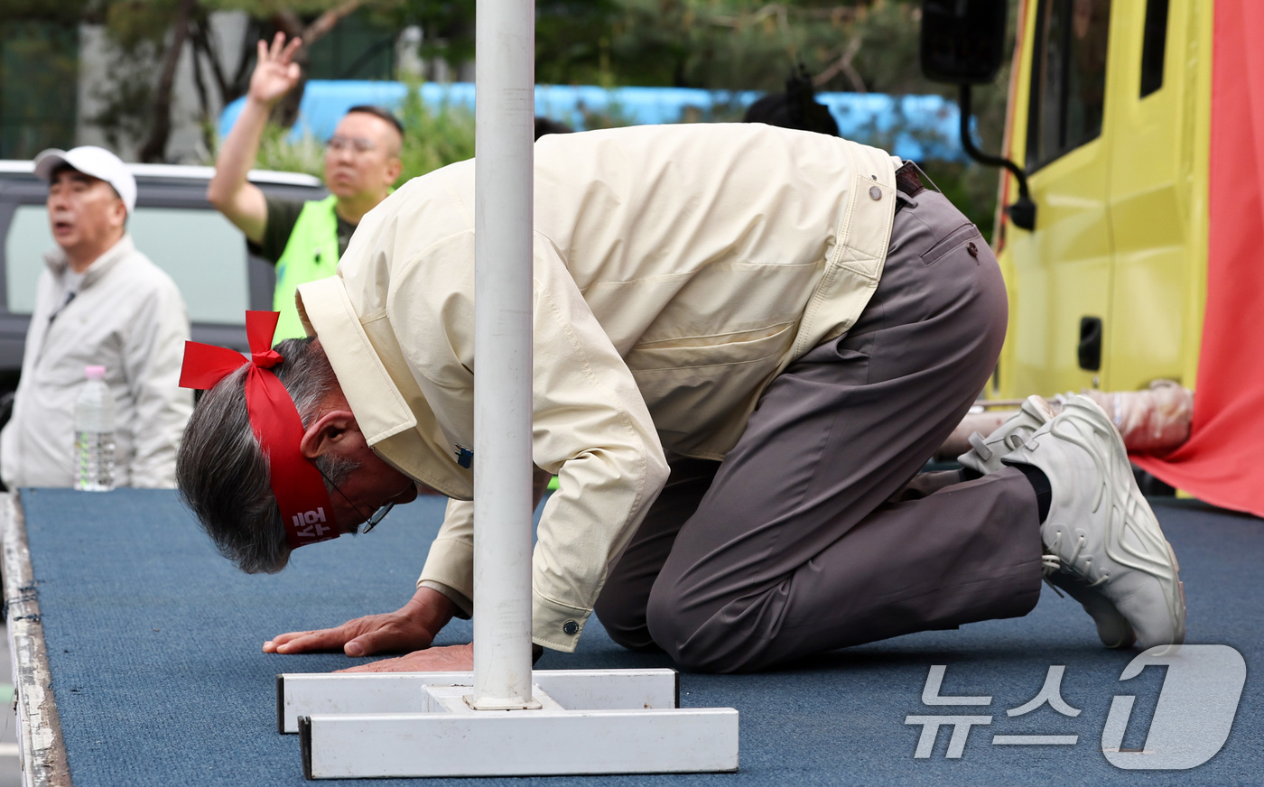 (서울=뉴스1) 최지환 기자 = 강호동 농협 회장이 21일 오후 서울 영등포구 여의대로 일대에서 열린 농협 자율성 수호 농민 결의대회에서 조합원들에게 큰절을 하고있다. 2026.4 …