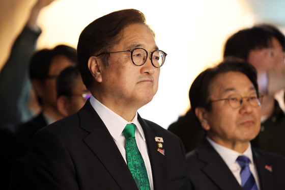 5·18 영상 보며 눈시울 붉히는 우원식