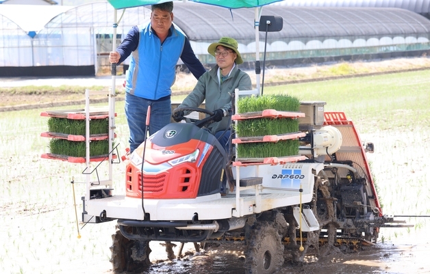 청도군 이서면 금촌리서 첫 모내기…AI 트랙터 시연