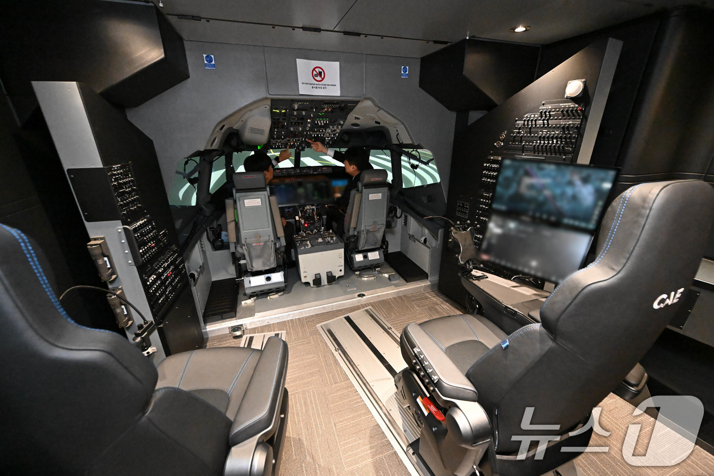 (서울=뉴스1) 안은나 기자 = 박재희 한국공항공사 사장 직무대행(오른쪽)과 강대홍 제주항공 운항본부 운항훈련실장이 21일 서울 강서구 KAC항공훈련센터에서 열린 보잉 737-8 …