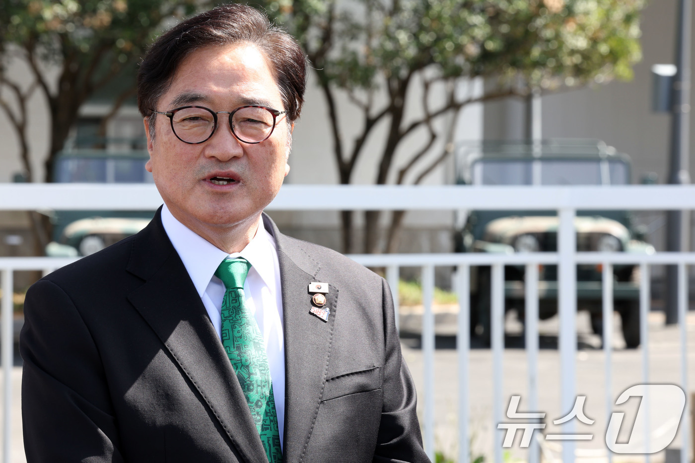 (광주=뉴스1) 이승현 기자 = 우원식 국회의장이 21일 오후 광주 동구 옛 전남도청 앞에서 내부를 둘러본 소회를 밝히고 있다.옛 전남도청은 최근 복원 사업을 마치고 내달 개관을 …